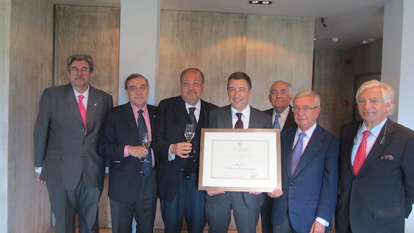 En la foto, de izquierda a derecha: Joan Ras, presidente de la Academia Catalana de Gastronomía; Jacques Mallard, presidente delegado y secretario general de la Academia Internacional de Gastronomía; Georges Husni, presidente de la AIG y de las Academias de Siria y Líbano; Joan Roca, jefe de cocina de El Celler de Can Roca; Gérald Heim de Balsac, vicepresidente de la Academia de Bélgica y miembro del Bureau; Rafael Ansón, presidente de honor de la AIG; y José Bento dos Santos, presidente de la Academia Portuguesa y miembro del Bureau.